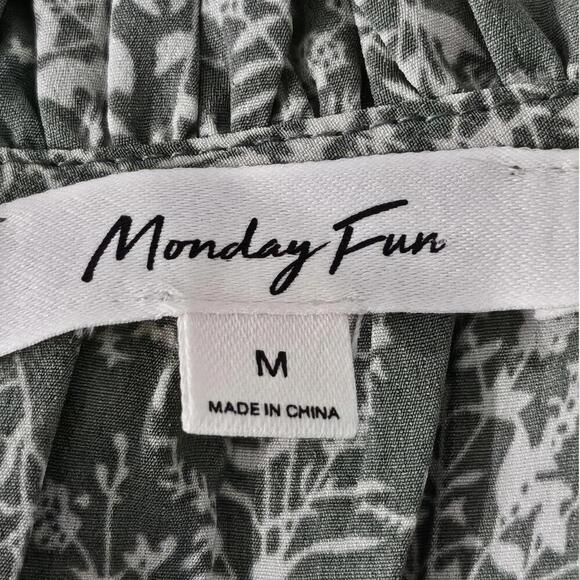 2/$30 NWOT Monday Fun Green Floral Short Sleeve Blouse Size M - Picture 3 of 5